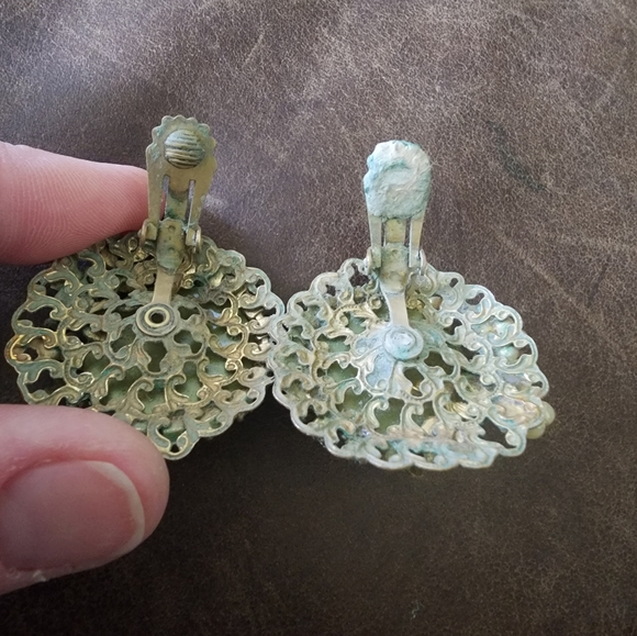 Vintage green clip on earrings - Picture 8 of 8